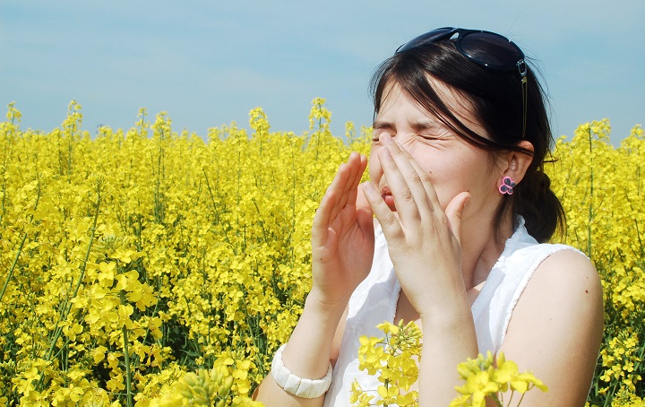 Sneezing In A Field-5 Tips To Manage Spring Allergies This Season